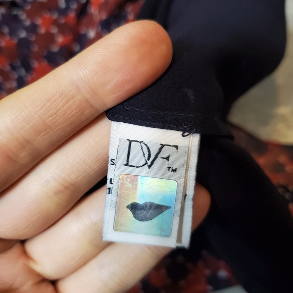 Diane Von Furstenberg 100% silk sleeveless top. Scarf. Red, navy blue. Size M. - Picture 6 of 14